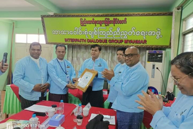 ပြည်ထောင်စု သမ္မတ မြန်မာ နိုင်ငံ ဘာသာပေါင်းစုံ ချစ်ကြည်ညီညွတ်ရေးအဖွဲ့( ဗဟို) ၏  လစဉ်ပုံမှန်အစည်းအဝေး ၃ / ၂၀၂၄ ကို ၂၀၂၄ ခုနှစ် မတ် လ ၂၃ ရက် ၊နေ့လည်( ၁ )နာရီတွင် ဗဟိုအစည်းအဝေးခန်းမ၌ကျင်းပရာ နာယကကြီးများ၊ဗဟိုဥက္ကဌဦးဝဏ္ဏနှင့် ဒုတိယဥက္ကဌများ၊ အထွေထွေအတွင်းရေးမှူးနှင့် အလုပ်အမှူဆောင်များ၊လုပ်ငန်းအဖွဲ့ ဥက္ကဌများ၊အဖွဲ့ဝင်များစုံညီစွာတက်ရောက်