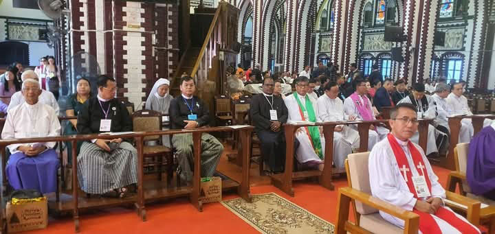 ဘာသာ ပေါင်းစုံချစ်ကြည်ညီညွတ်ရေးအဖွဲ့ ဘာသာ ပေါင်းစုံချစ်ကြည်ညီညွတ်ရေးအဖွဲ့ မြန်မာနိုင်ငံခရစ်ယာန်အသင်းတော်ပေါင်းစုံအဖွဲ့ချုပ်ကြီးများ မှ ကြီးမှူးကျင်းပသည့် ခရစ်တော်မွေးနေ့(ခရစ်စမတ်)ကျေးဇူးတော်ချီးမွမ်းခြင်း နှင့် ခရစ်စမတ် မိတ်သဟာယ ညစာစားပွဲ အခမ်းအနားသို့တက်ရောက်အားပေး