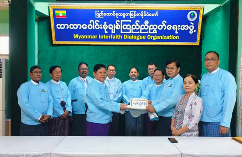 ပြည်ထောင်စုသမ္မတမြန်မာနိုင်ငံတော် ဘာသာပေါင်းစုံချစ်ကြည်ညီညွတ်ရေးအဖွဲ့ မင်္ဂလာတောင်ညွန့်မြို့နယ် ဥက္ကဋ္ဌ ဦးအောင်မြင့်အေးနှင့်အလုပ်အမှုဆောင်များက နေပြည်တော်ကောင်စီနယ်မြေရှိ၊ ဥပ္ပါတသန္တိစေတီတော်မြတ်ကြီး ရင်ပြင်တော်နှင့်သာသနိကအဆောက်အဦးများပျက်စီးသွားမှု ပြင်လည်ပြုပြင်ရန်အတွက် စေသနာသဒ္ဓါထက်သန်စွာဖြင့် လှူဒါန်းခဲ့