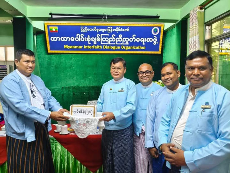 ပြည်ထောင်စုသမ္မတမြန်မာနိုင်ငံတော် ဘာသာပေါင်းစုံချစ်ကြည်ညီညွတ်ရေးအဖွဲ့(ဗဟို)ရုံး အ‌ဆောက်အဦးဆောက်လုပ်ရန်အတွက်ဗဟိုအလုပ်အမှု‌ဆောင်အဖွဲ့ဝင်ဦးဝင်းနိုင်ဦး(အစ္စလာမ်ဘာသာ)က လာရောက်လှူဒါန်း