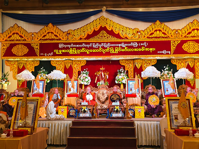 ပြည်ထောင်စုသမ္မတမြန်မာနိုင်ငံတော် ဘာသာပေါင်းစုံချစ်ကြည်ညီညွတ်ရေးအဖွဲ့(ဗဟို)ဥက္ကဋ္ဌ ဦးဝဏ္ဏနှင့် ဗဟိုအလုပ်အမှုဆောင်များ၊ဗဟိုအထောက်အကူပြုအမျိုးသမီးရေးရာလုပ်ငန်းအဖွဲ့ ဥက္ကဋ္ဌ ဒေါ်ခင်မြသွေးနှင့်အမျိုးသမီးရေးရာအဖွဲ့ဝင်များ၊ရန်ကုန်တိုင်းမှအ လုပ်အမှုဆောင်များ၊ ရှမ်းပြည်နယ်မှအမျိုးသမီးရေး ရာအဖွဲ့ဝင် များသည် ၂၀၂၆ ခုနှစ်၊စက်တင်ဘာလ (၁၁)ရက်နေ့တွင် Sky Star Hotel ၌ မြန်မာ့ပရဟိတအလင်းရောင် ပြည်တွင်းပြည်ပသာသနာပြုအသင်း (ဗဟို)မှ ကျင်းပပြုလုပ်သည့် လူမှုအကျိုးပြုဂုဏ်ထူး ဆောင် ဂုဏ်ပြုခြင်းမင်္ဂလာအခမ်းအနား
